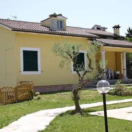 Poggio San Pietro شقة